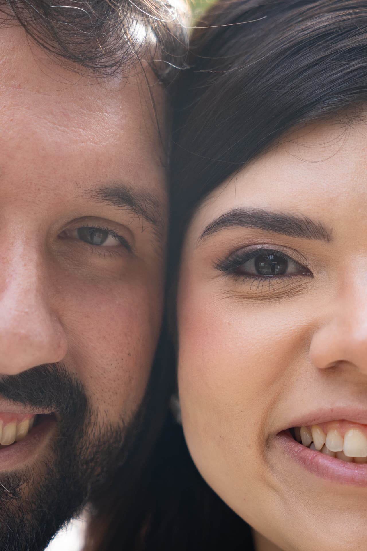 Juliana e Lucas rosto a rosto, sorrindo