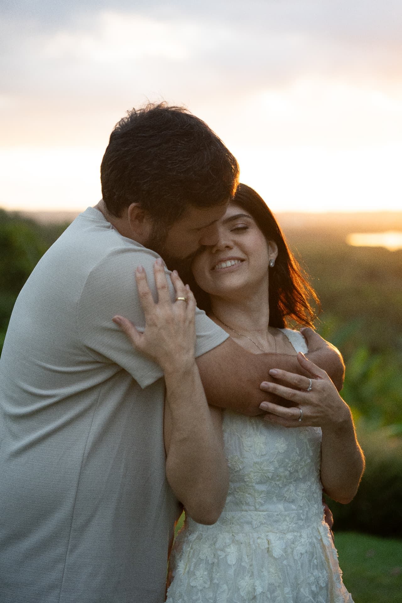 Juliana e Lucas abraçados ao pôr do sol