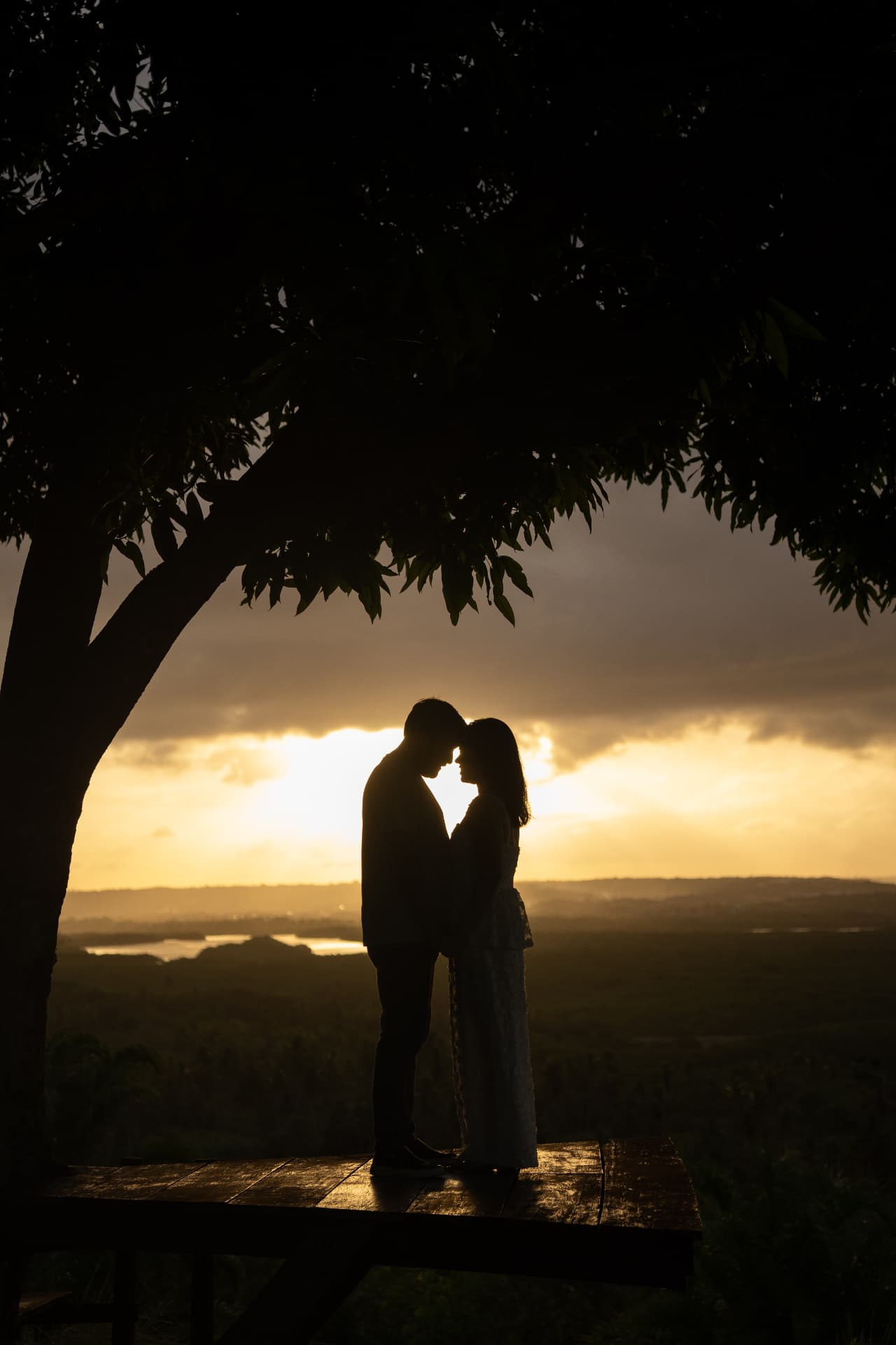 Silhueta de Juliana e Lucas ao entardecer